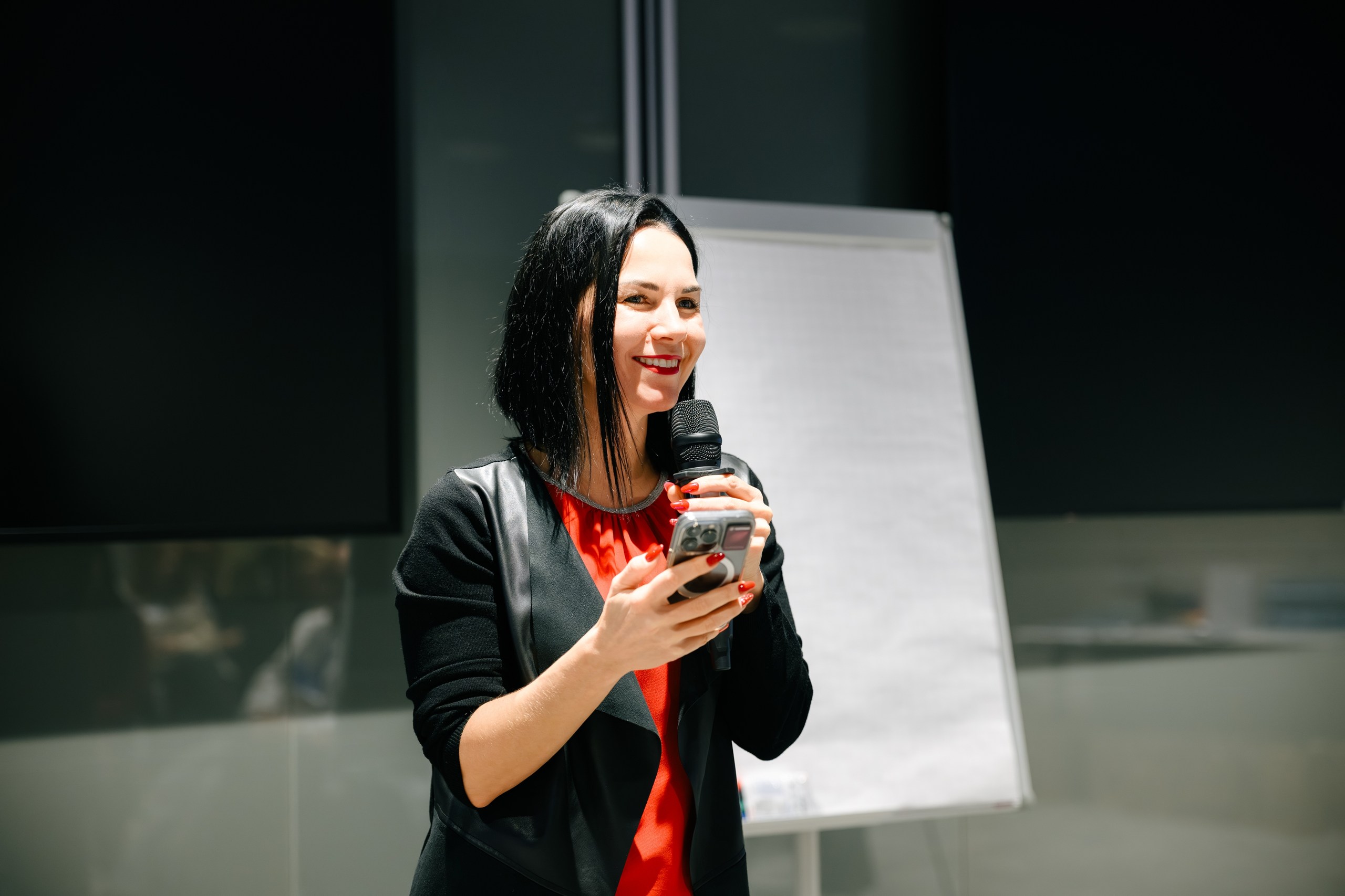 Катерина Неделина выступает с микрофоном
